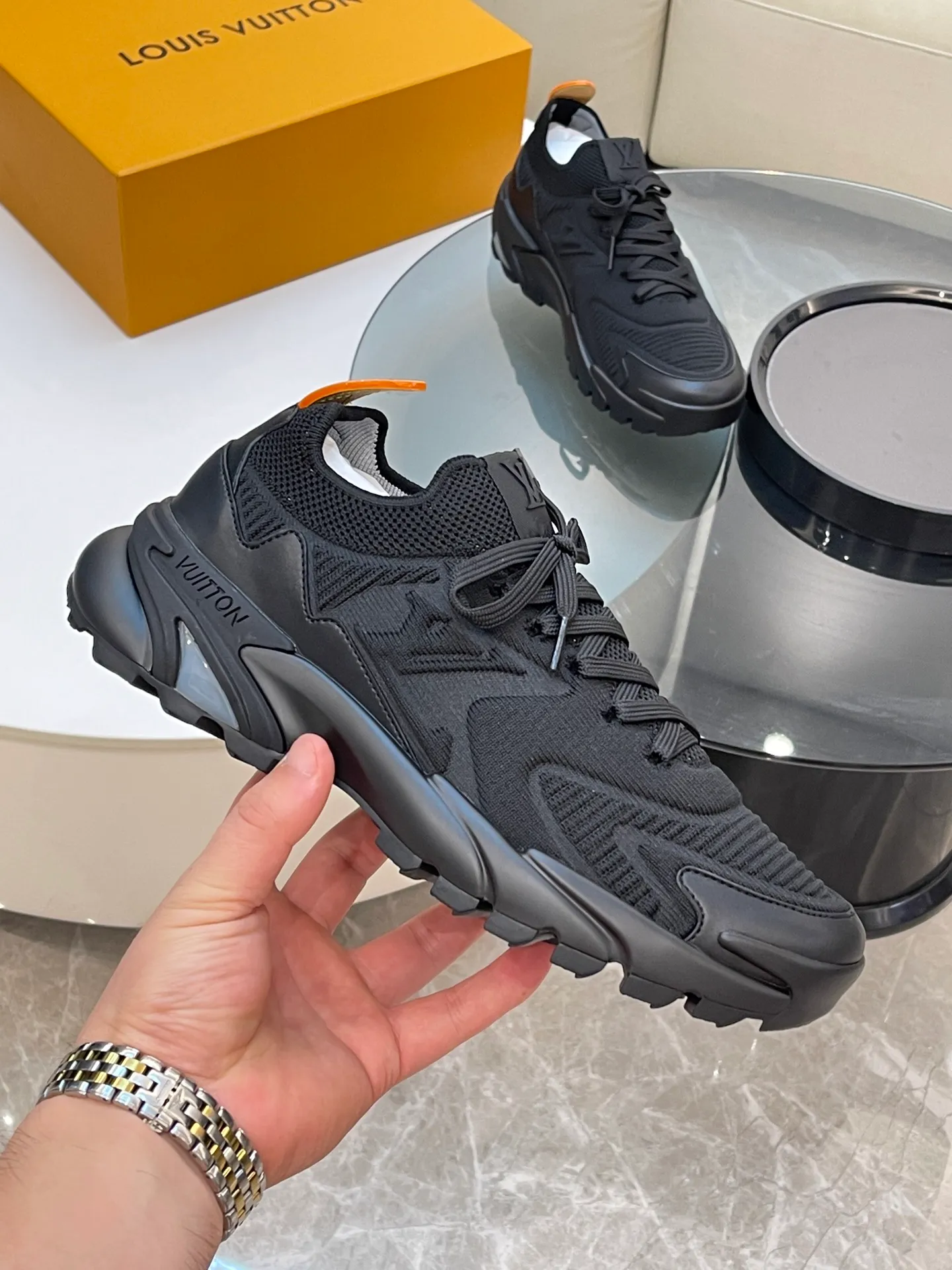 [L Home] Top P: 700💰 Size: 39-44 (customized at 38.45.46) LV Donkey Brand Louis Vuitton RUNNER TATIC new men's sneakers This LV Runner Tatic sneaker uses a whole piece of technical knitting to create an easy-to-take-off design, and then outlines the upper with cow leather trim. The LV logo on the side releases a dynamic atmosphere between the textures, the leather back strap is shaped like the handle fastener of the Louis Vuitton leather goods series, and the lightweight and wear-resistant two-tone rubber sole completes the whole. The toe and heel wrap details continue to provide comfortable fabric foot support, creating a stylish and stylish upper! Comes with full original packaging!